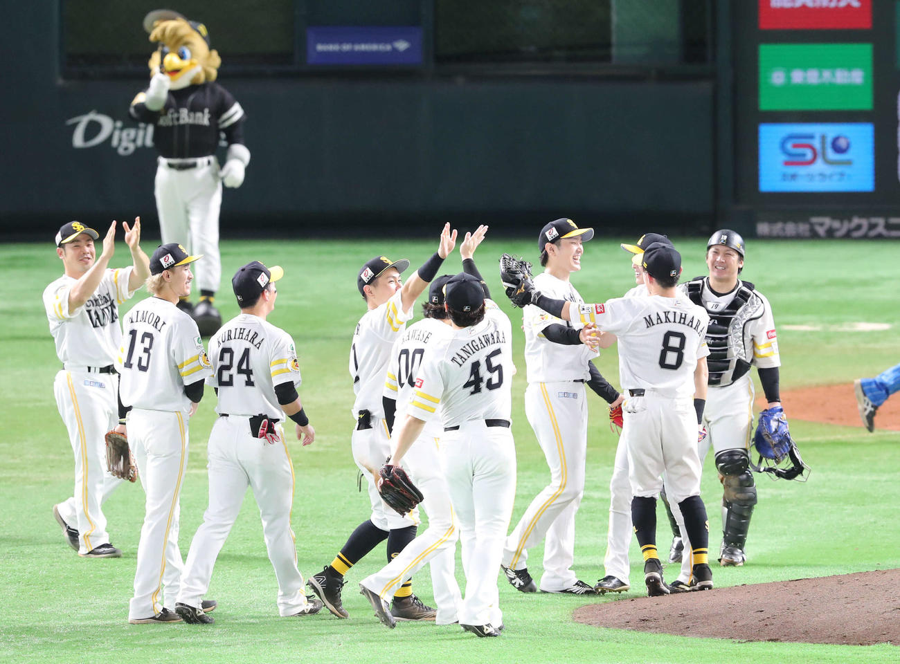 ソフトバンク対西武　石川（右から4人目）はノーヒットノーランを達成しナインと抱き合う（撮影・梅根麻紀）
