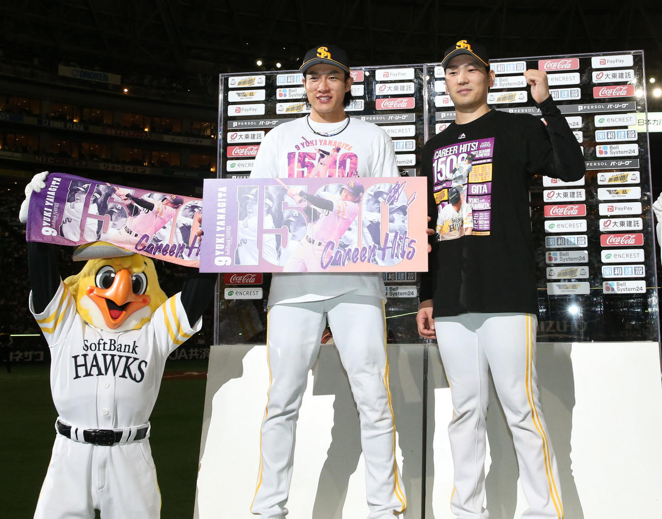 ヒーローになった石川（右）と柳田は記念撮影に納まる（撮影・冨田成美）