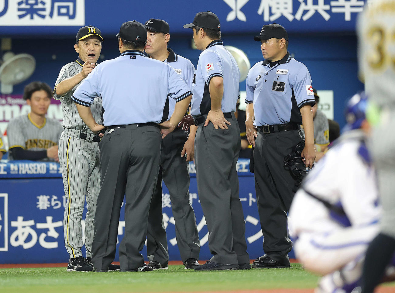 DeNA対阪神　9回表阪神1死一塁、熊谷の二盗を巡り、審判に激しく抗議する阪神岡田監督（左）（撮影・河田真司）