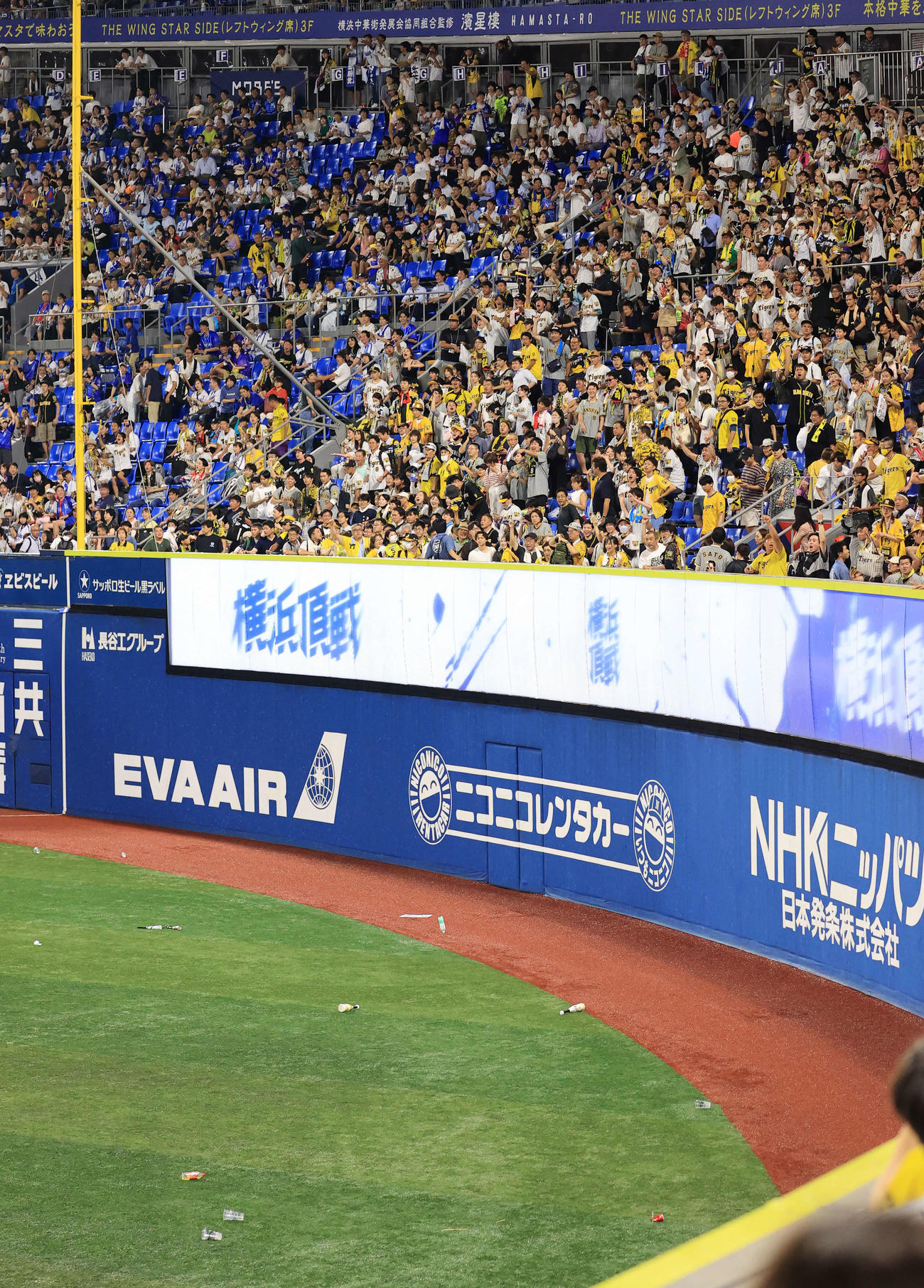 DeNA対阪神　1－2で敗れるも9回の二塁盗塁の判定をめぐって納得しない阪神ファンはペットボトル等を投げ込む（撮影・浅見桂子）