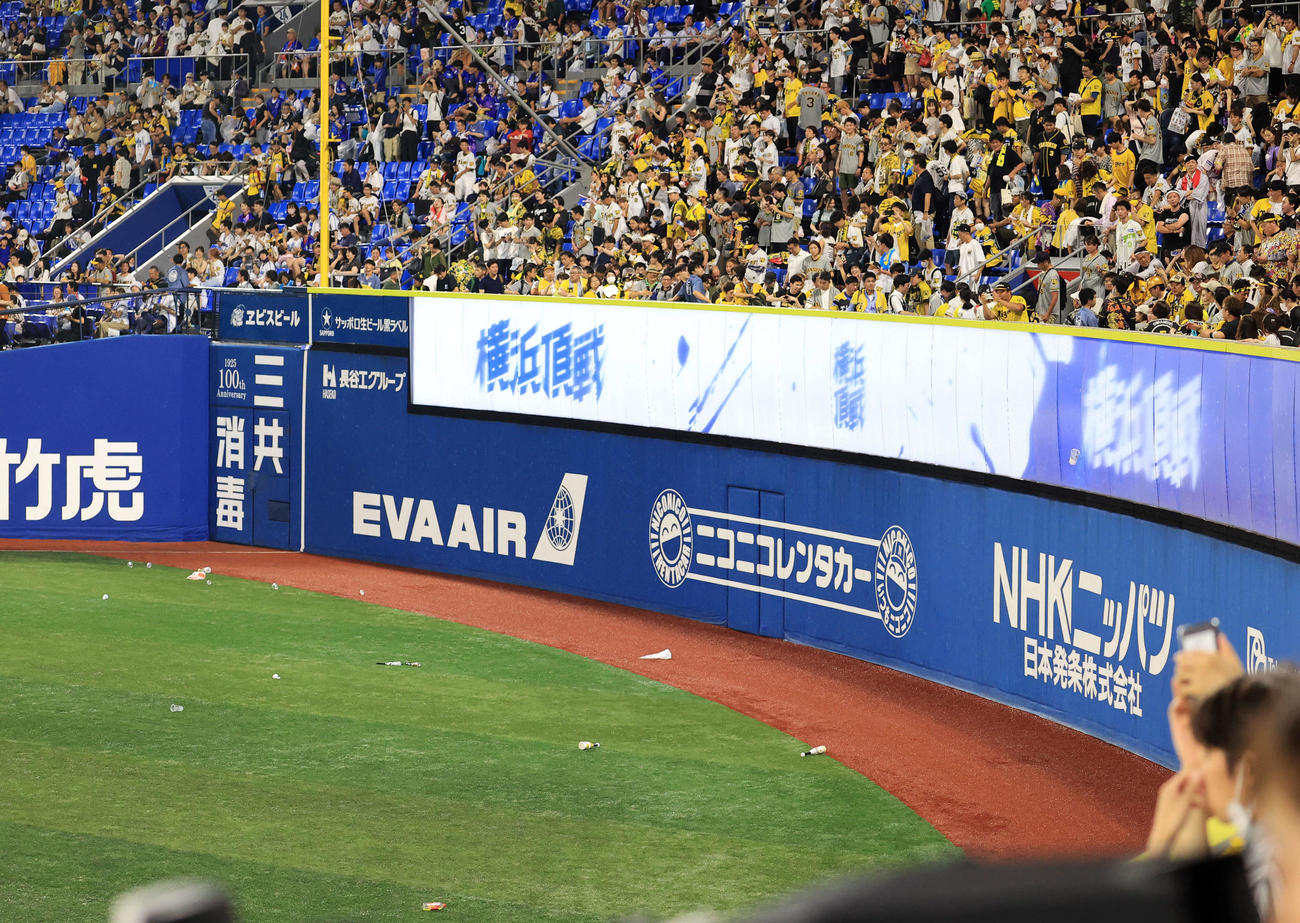 DeNA対阪神　1－2で敗れるも9回の二塁盗塁の判定をめぐって納得しない阪神ファンはペットボトル等を投げ込む（撮影・浅見桂子）