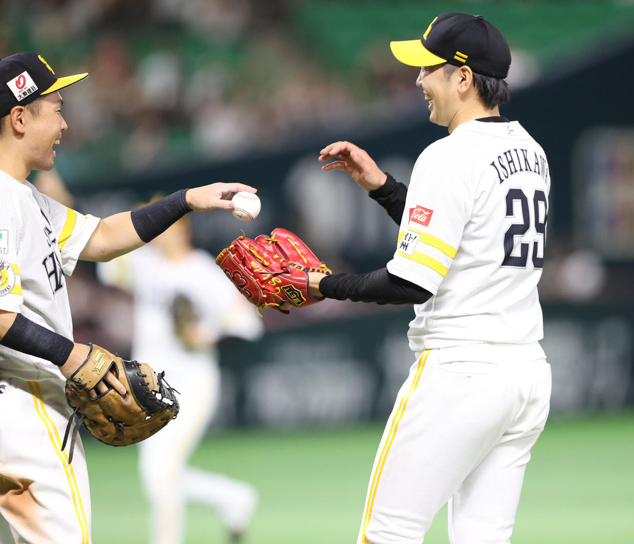 ソフトバンク対西武　9回表西武2死二塁、石川（右）は中村を一ゴロに打ち取り中村晃からボールを受け取る（撮影・冨田成美）