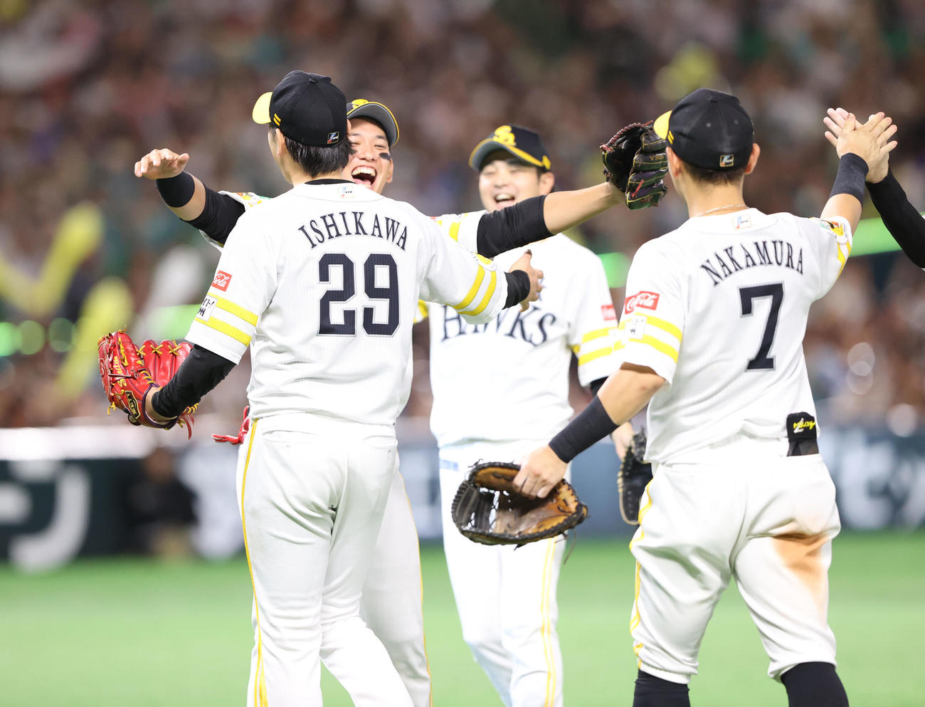 ソフトバンク対西武　9回表西武2死二塁、中村を一ゴロに打ち取りノーヒットノーラン達成した石川と喜ぶナイン（撮影・冨田成美）