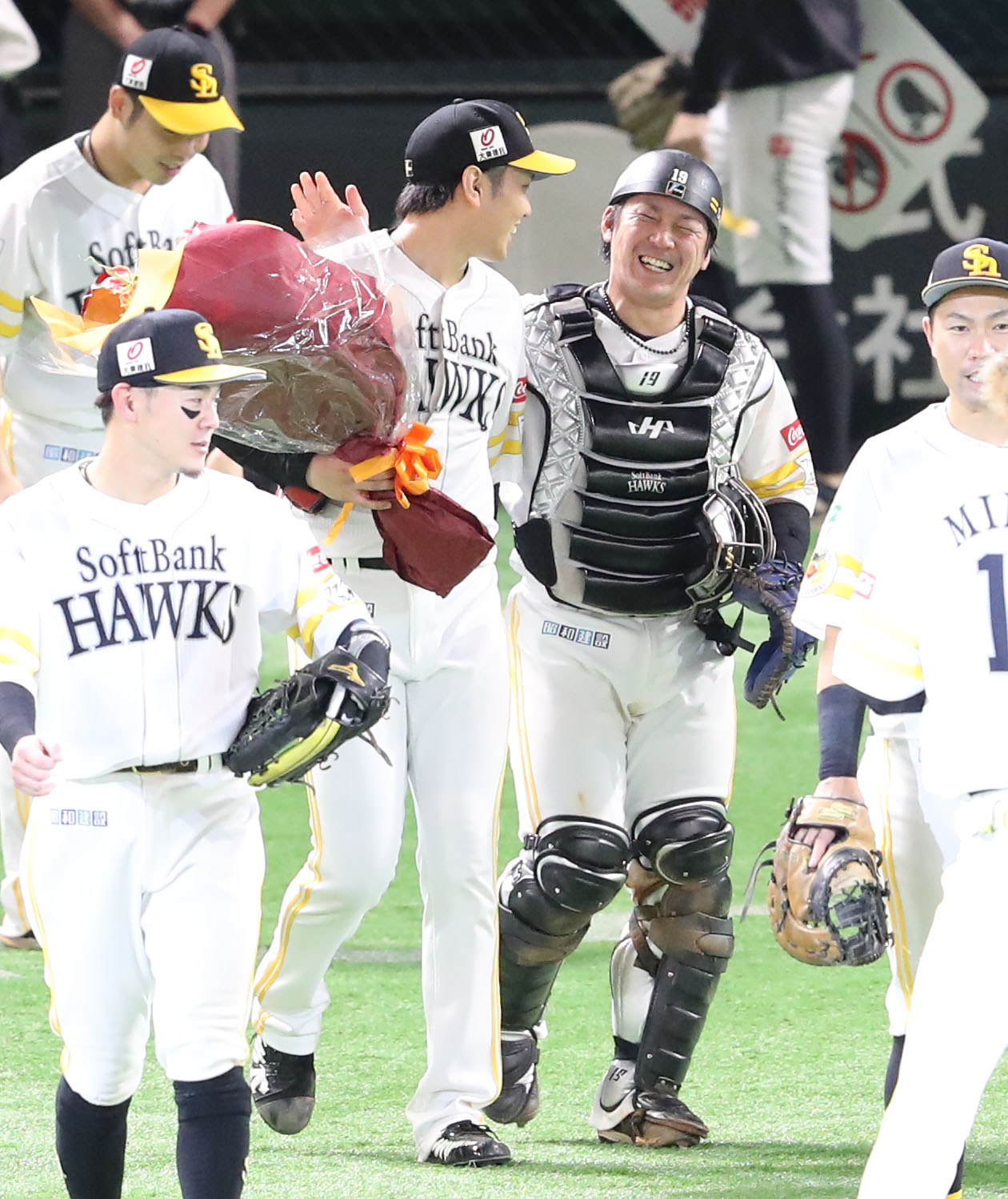 ソフトバンク対西武　9回表西武2死二塁、石川は中村を一ゴロに仕留めノーヒットノーランを達成、甲斐とハイタッチ（撮影・梅根麻紀）
