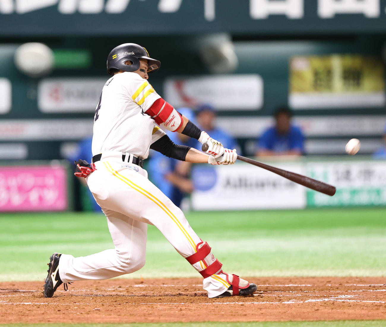 ソフトバンク対西武　3回裏ソフトバンク無死、栗原は右越え本塁打を放つ（撮影・冨田成美）