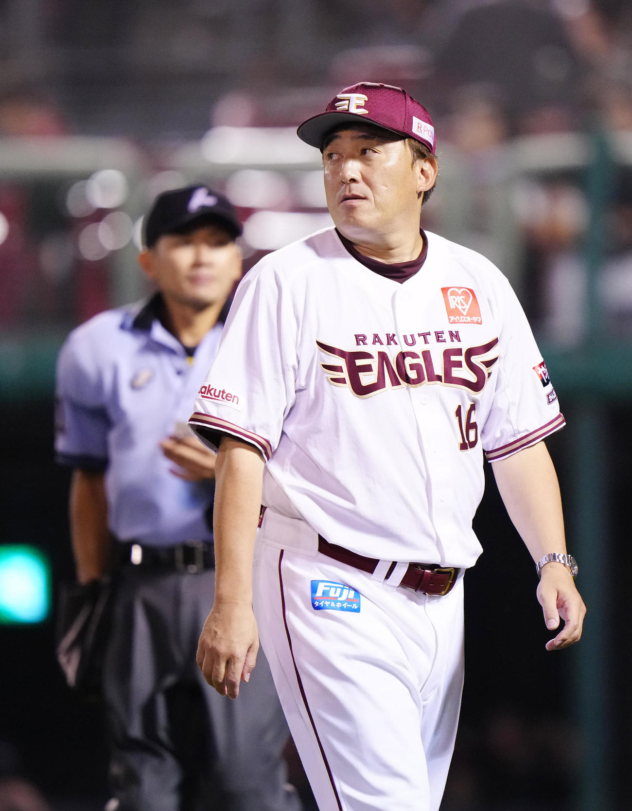 楽天対ロッテ　7回表開始前、選手交代を告げ、ベンチに引き揚げる楽天石井監督（撮影・江口和貴）