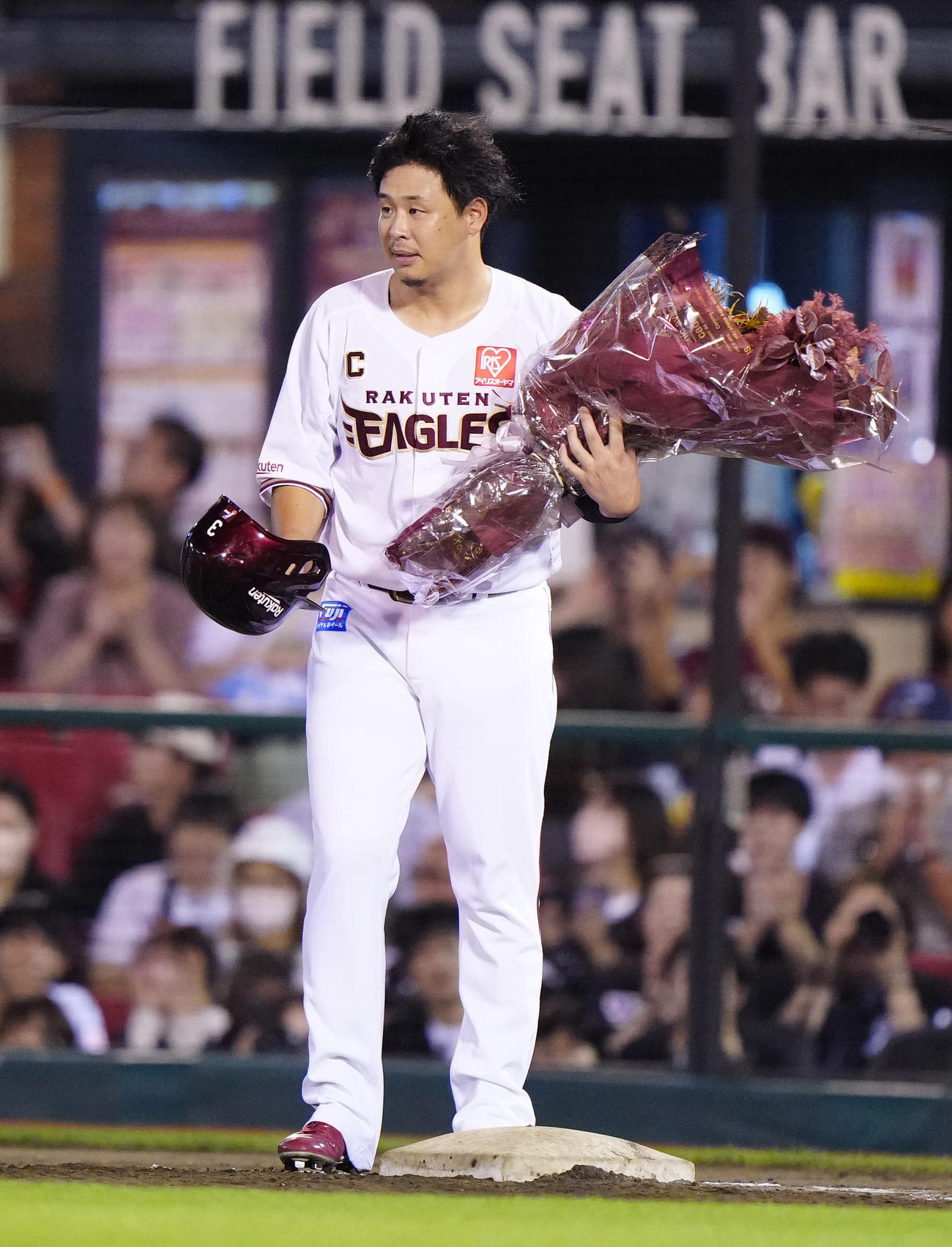 楽天対ロッテ　9回裏楽天無死、右前打で3000塁打を達成し、花束を手にする浅村（撮影・江口和貴）