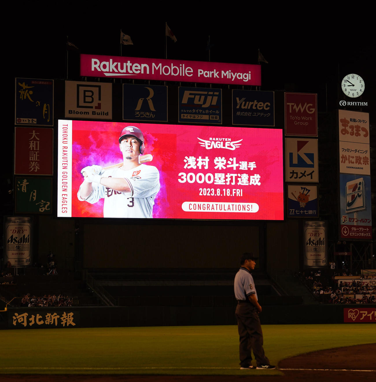 楽天対ロッテ　9回裏楽天無死、浅村が右前打で3000塁打を達成し、ビジョンで映し出される（撮影・江口和貴）