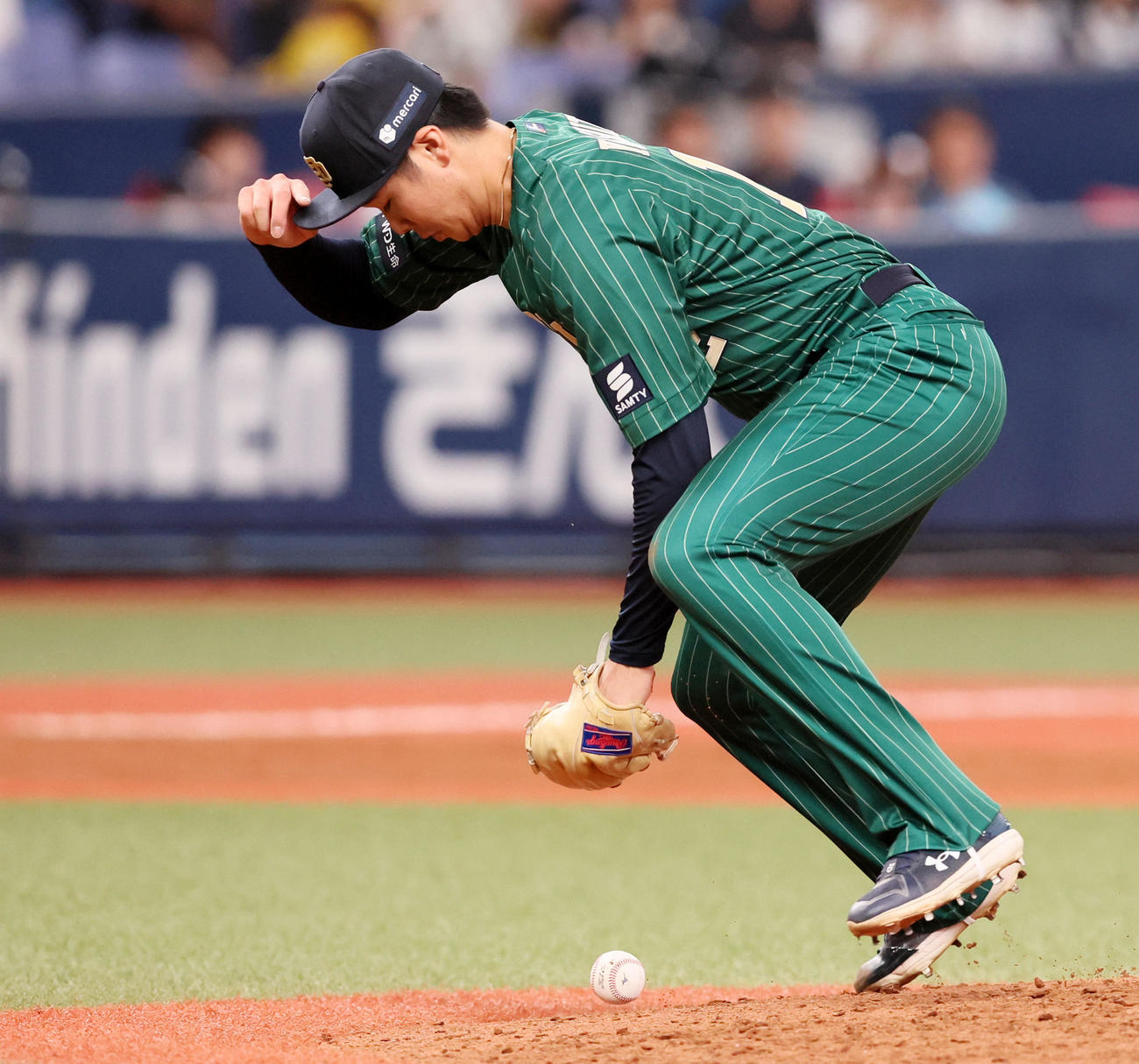 オリックス対日本ハム　5回表日本ハム2死三塁、山下はマルティネスの打球を捕球する（撮影・加藤哉）
