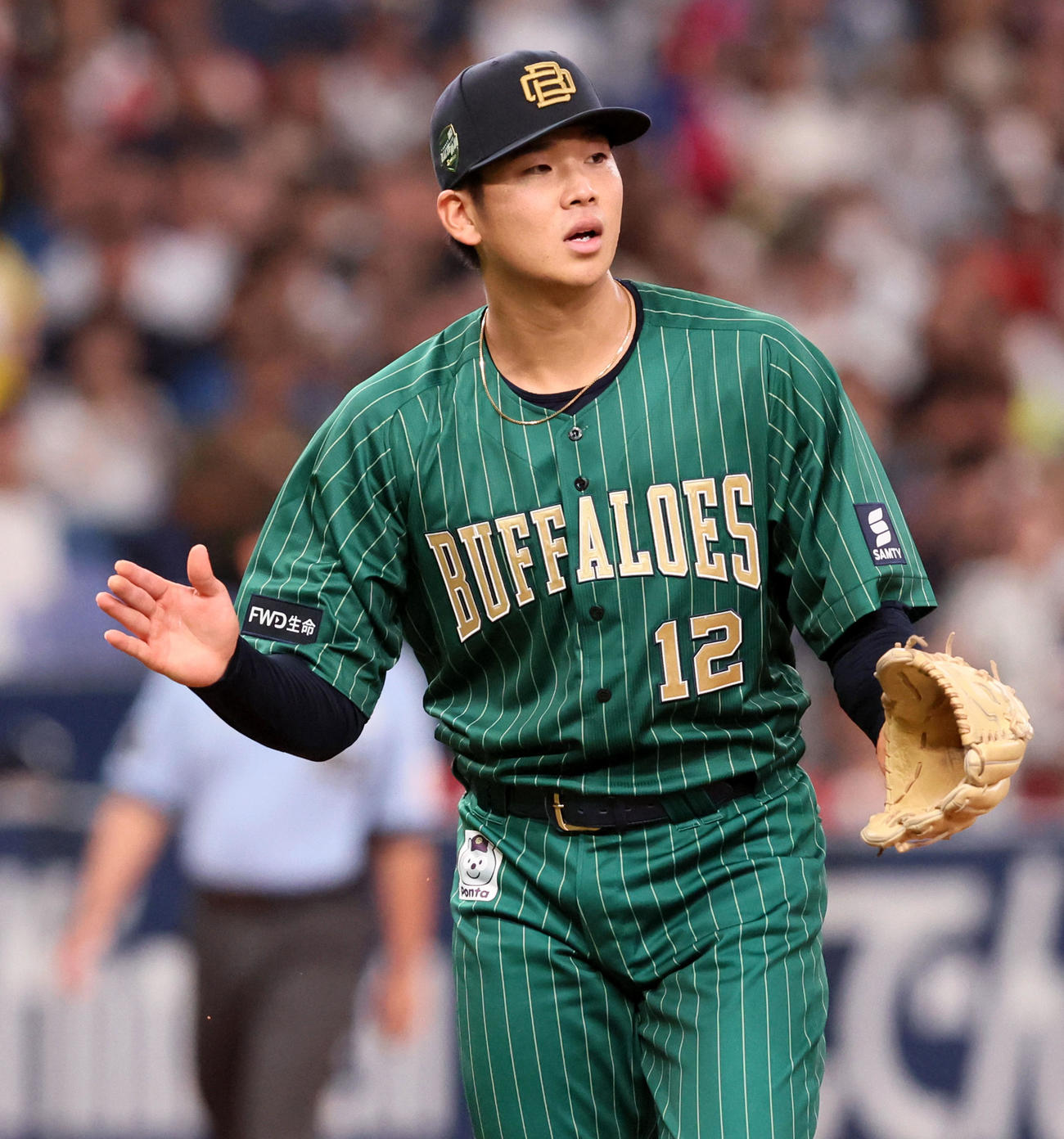 オリックス対日本ハム　5回表日本ハム2死三塁、山下はマルティネスを投ゴロに仕留め手をたたく（撮影・加藤哉）