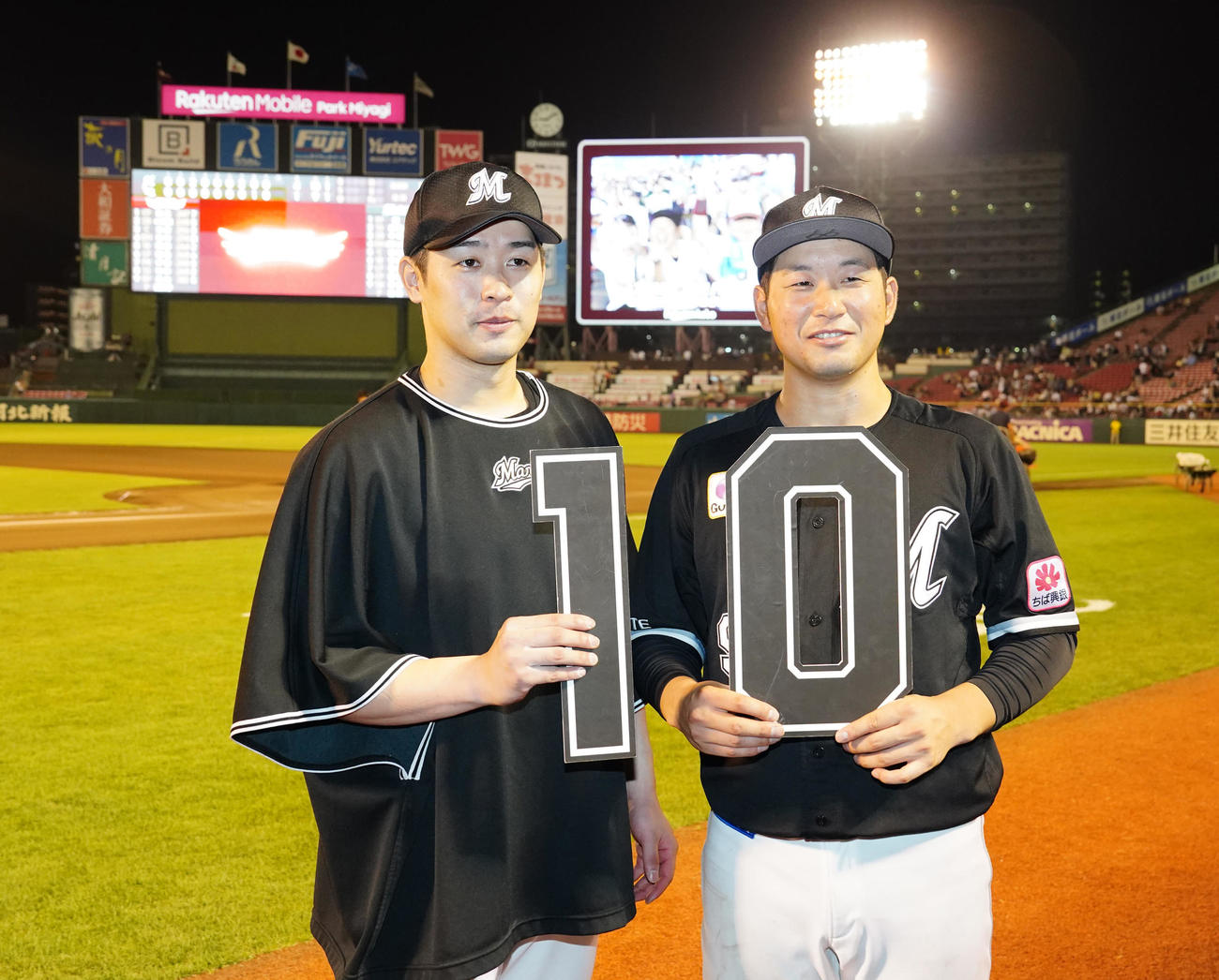 楽天対ロッテ　試合後、写真に納まるロッテ種市（左）と柿沼（撮影・江口和貴）