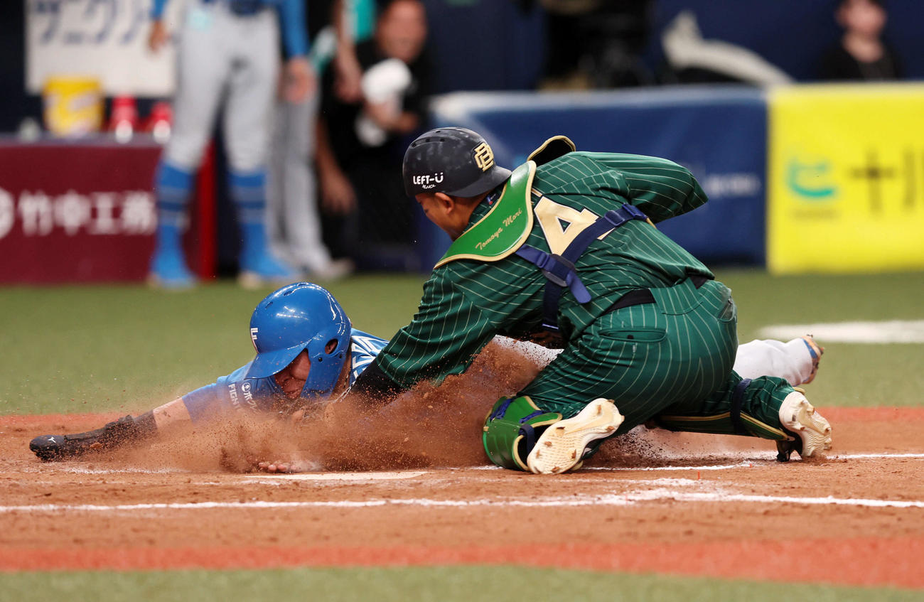 オリックス対日本ハム　12回表日本ハム1死二塁、二塁走者代走江越は代打郡司の右前打で本塁突入も憤死。捕手は森（撮影・加藤哉）