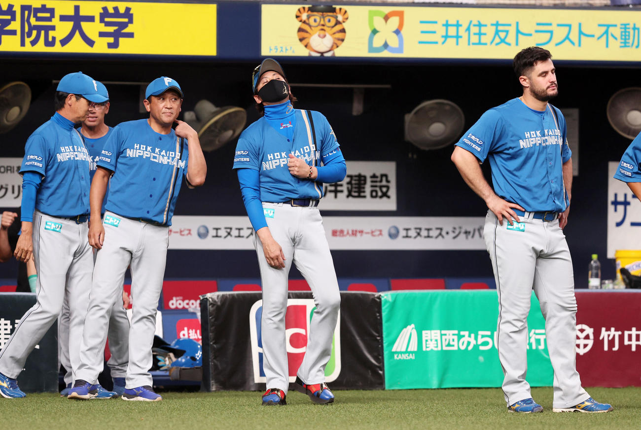 オリックス対日本ハム　オリックスと引き分けナインを出迎えるためグラウンドに出た新庄監督（撮影・加藤哉）