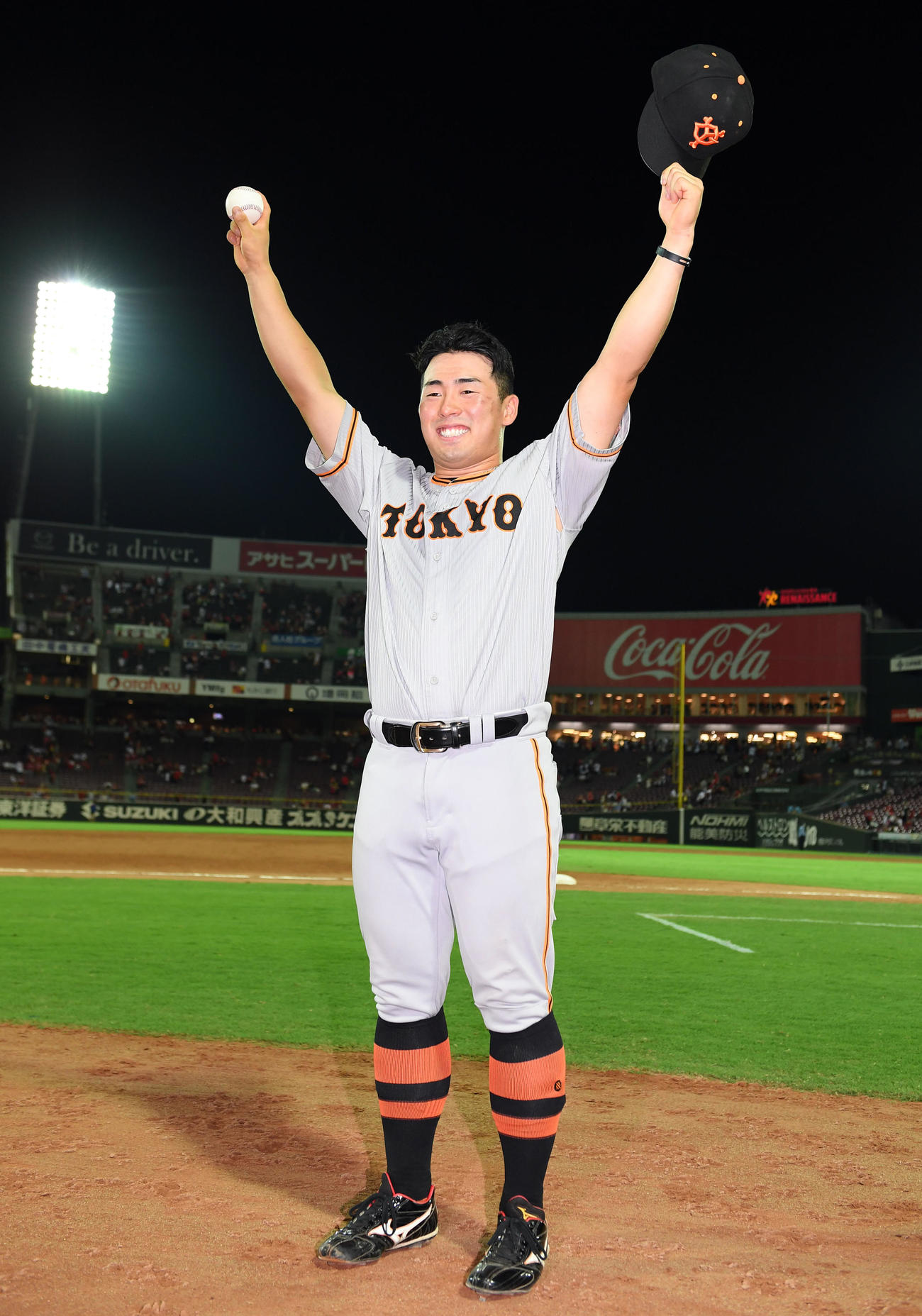 広島対巨人　ホームランボールを手に笑顔でガッツポーズを決める巨人浅野（撮影・たえ見朱実）