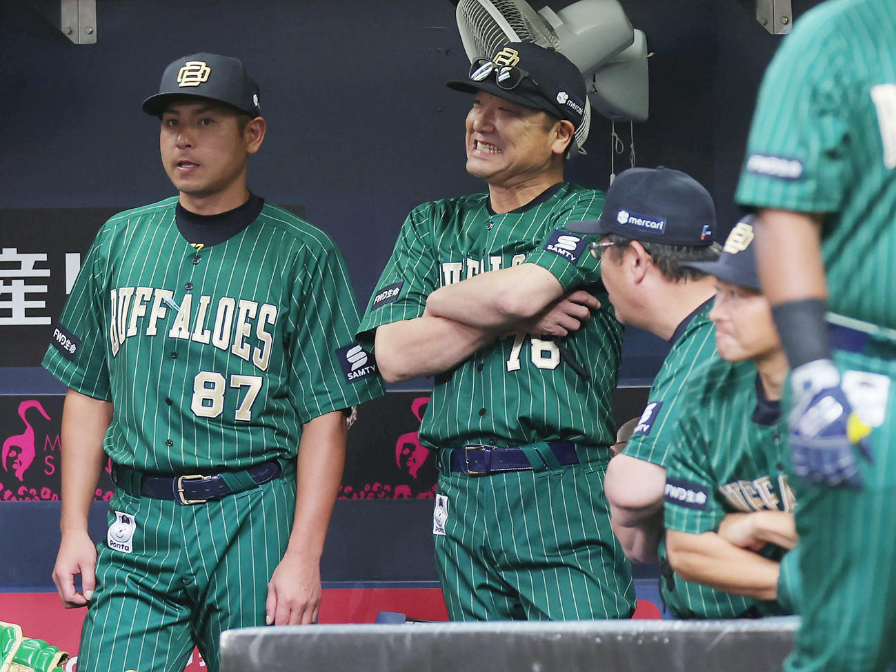 オリックス対日本ハム　11回裏オリックス無死一塁、森が併殺に倒れ、悔しそうな表情を見せる中嶋監督（中央）ら（撮影・前田充）