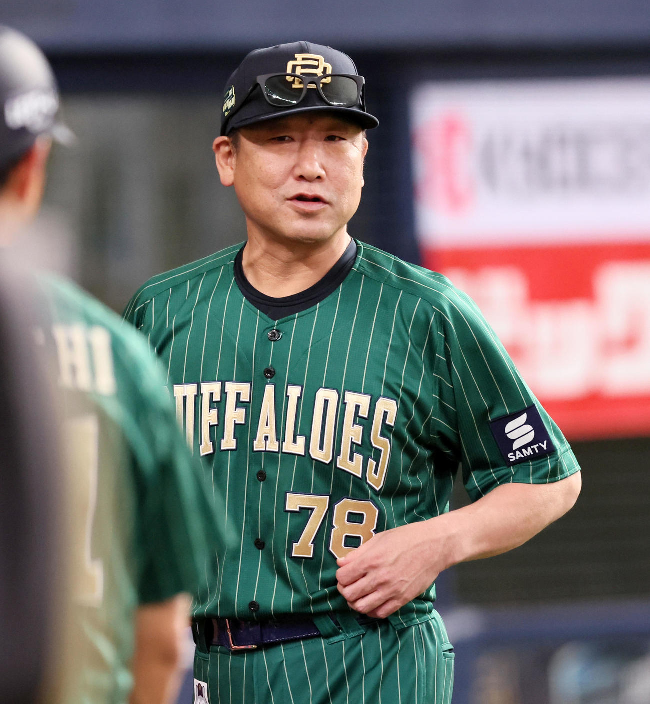 オリックス対日本ハム　5回裏を終え選手交代を告げた中嶋監督（撮影・加藤哉）