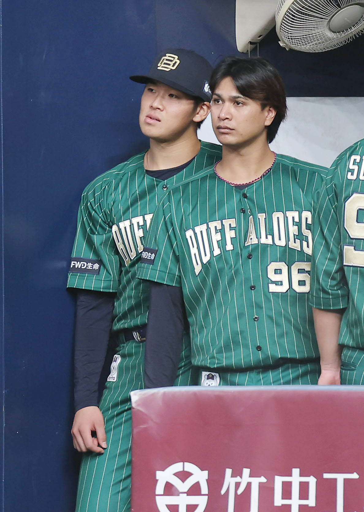 オリックス対日本ハム　日本ハムと引き分けに終わり、悔しそうな表情を見せるオリックス山下。右は宇田川（撮影・前田充）
