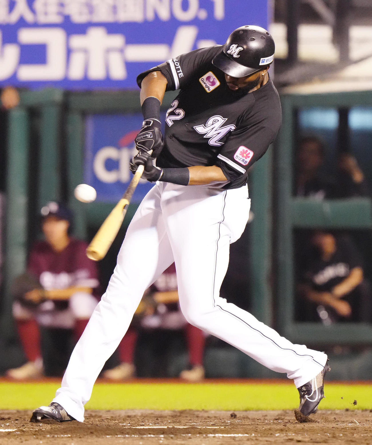 楽天対ロッテ　3回表ロッテ1死一、三塁、右前に先制適時打を放つポランコ（撮影・江口和貴）