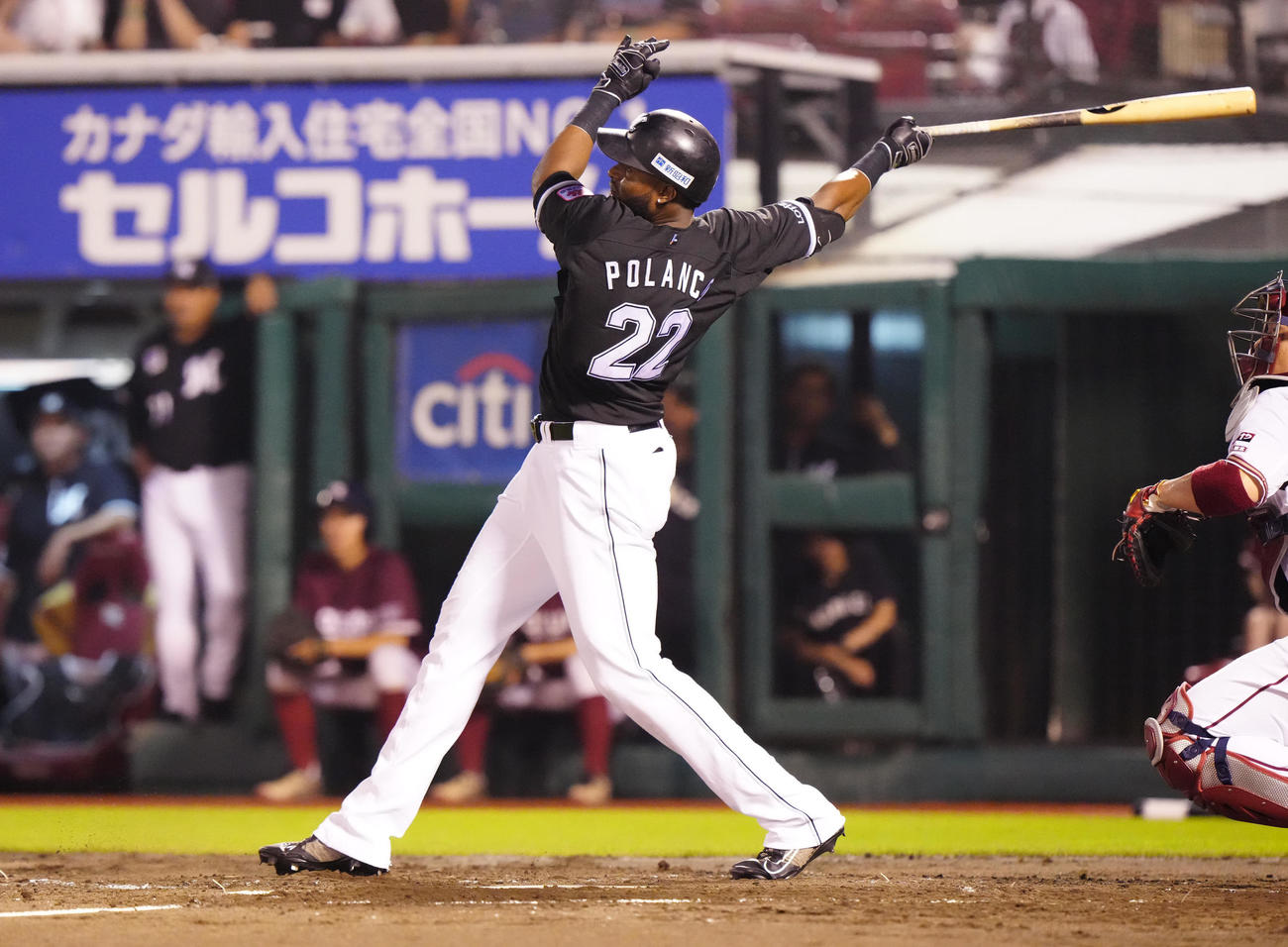 楽天対ロッテ　3回表ロッテ1死一、三塁、右前に先制適時打を放つポランコ（撮影・江口和貴）