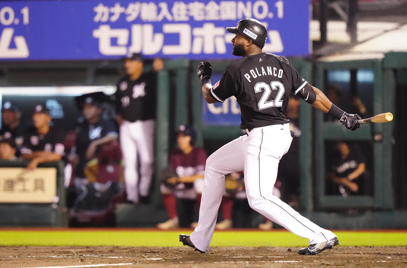 楽天対ロッテ　3回表ロッテ1死一、三塁、右前に先制適時打を放つポランコ（撮影・江口和貴）