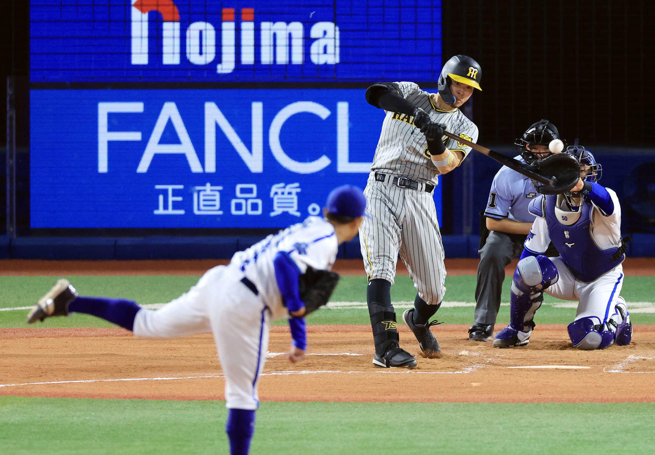 DeNA対阪神　7回表阪神1死、佐藤輝は左前打を放つ。投手東（撮影・浅見桂子）