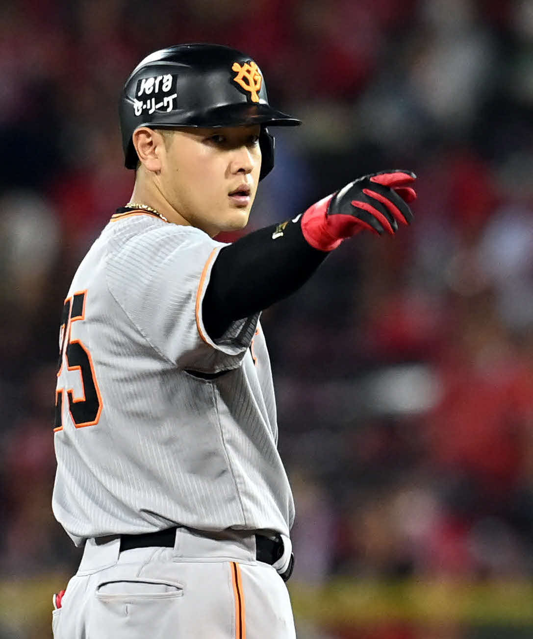 広島対巨人　9回表巨人1死三塁、決勝の中越え適時二塁打を放った岡本和はベンチに向かってポーズ（撮影・たえ見朱実）
