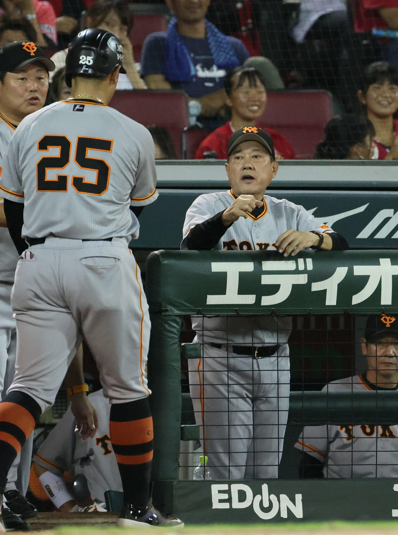 広島対巨人　8回表巨人無死一、三塁、門脇の同点中前適時打で生還した岡本和を迎える原監督（撮影・加藤孝規）