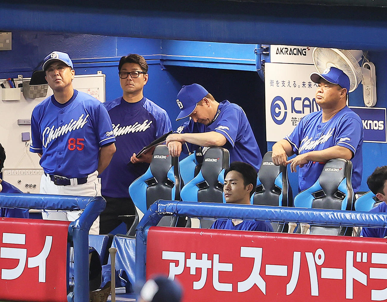 ヤクルト対中日　9回、ヤクルトに大量リードを許しベンチで浮かない顔を見せる中日立浪監督（中央右）ら（撮影・足立雅史）