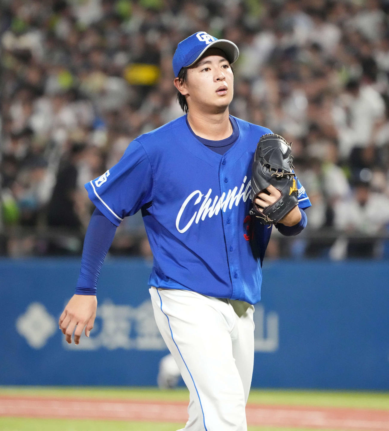 ヤクルト対中日、4回ヤクルトの攻撃で4点を奪われ厳しい表情でベンチへ引き揚げる中日先発の仲地（撮影・小沢裕）