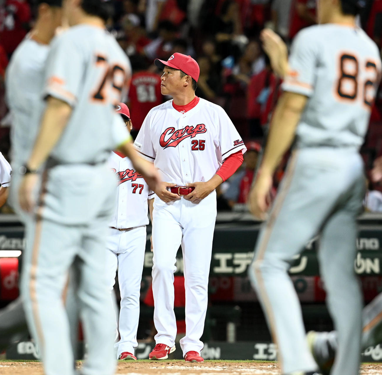 広島対巨人　巨人に逆転負けを喫した広島新井監督（撮影・たえ見朱実）