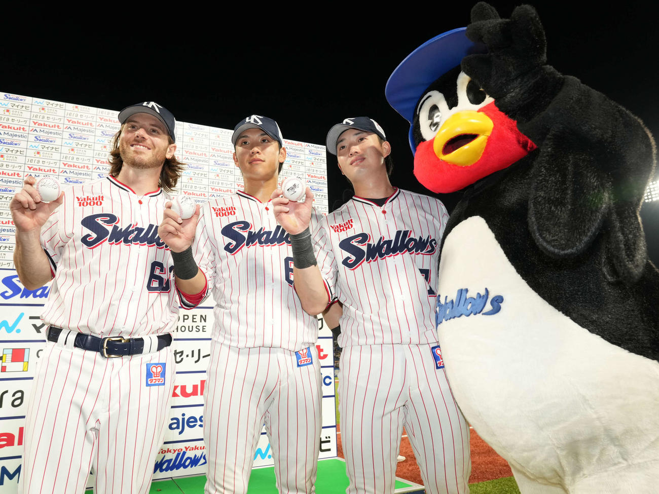 ヤクルト対中日、お立ち台に並んだヤクルトの、左からピーターズ、武岡、長岡（撮影・小沢裕）