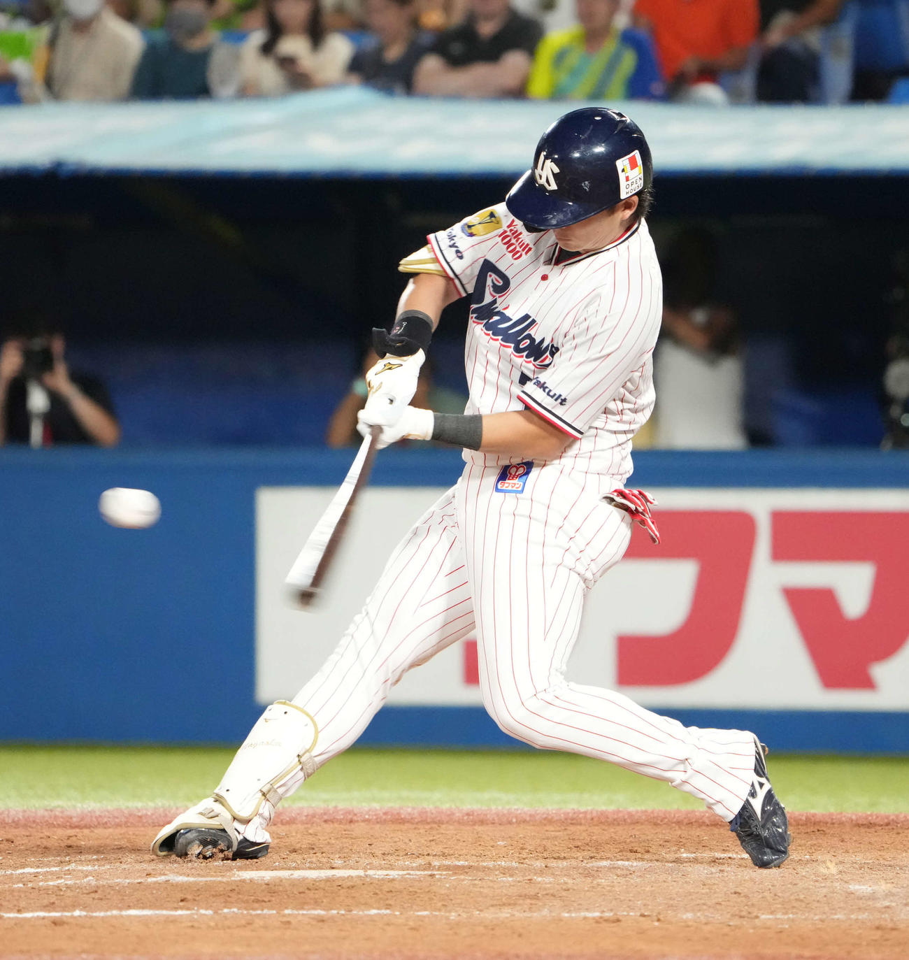 ヤクルト対中日、4回裏ヤクルト2死二、三塁、長岡は右越えに3点本塁打を放つ（撮影・小沢裕）