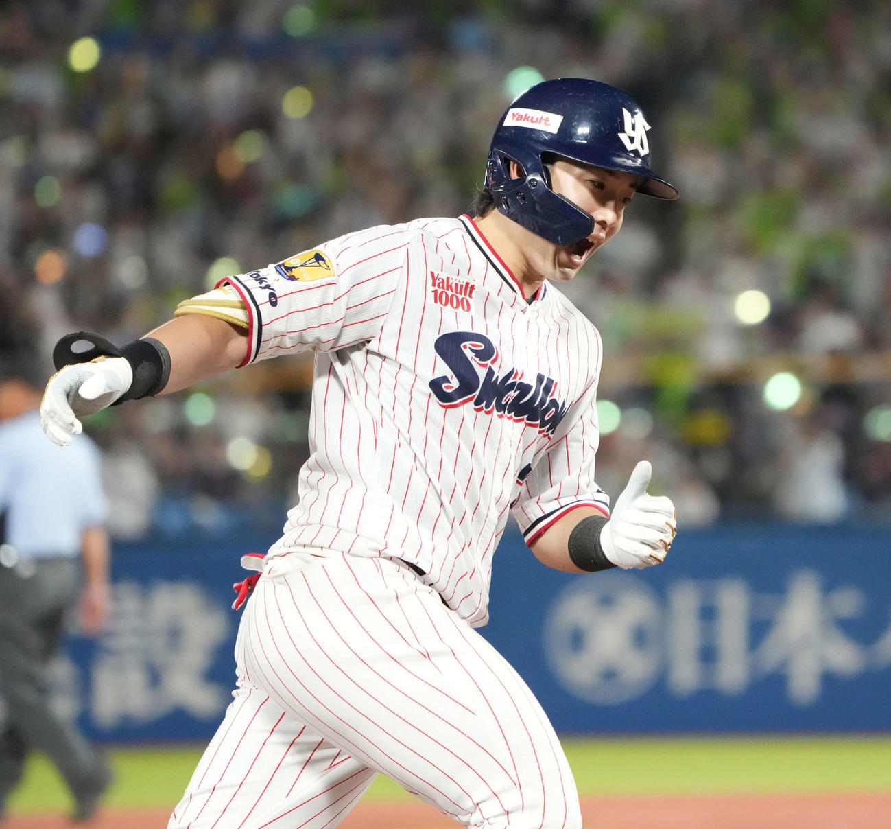 ヤクルト対中日、4回裏ヤクルト2死二、三塁、長岡は右越え3点本塁打を放ち三塁を回る（撮影・小沢裕）