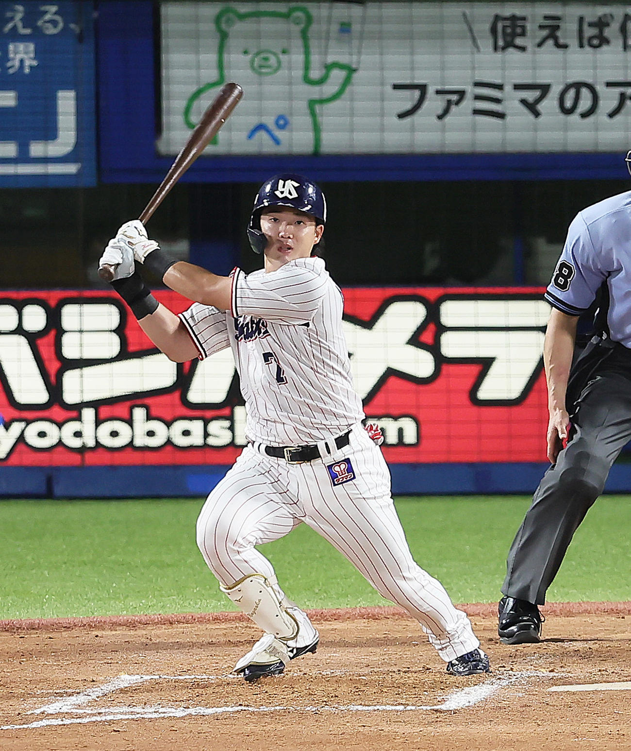 ヤクルト対中日　8回裏ヤクルト2死、長岡は猛打賞となる中前打を放つ（撮影・足立雅史）