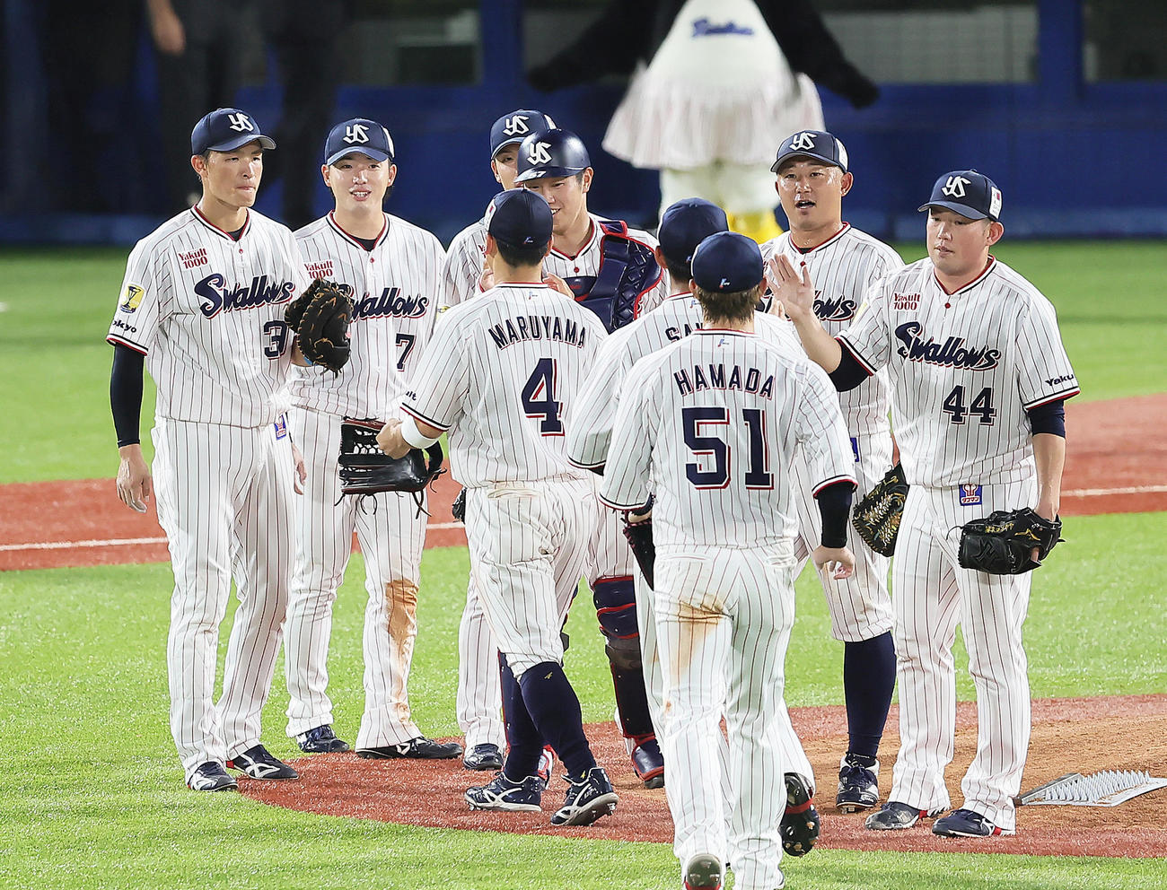 ヤクルト対中日　勝利し笑顔を見せるヤクルト長岡（左から2人目）ら（撮影・足立雅史）