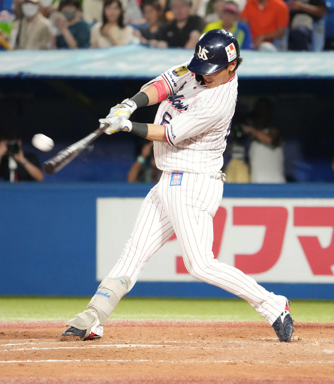 ヤクルト対中日、4回裏ヤクルト2死一、二塁、武岡は右適時二塁打を放つ（撮影・小沢裕）