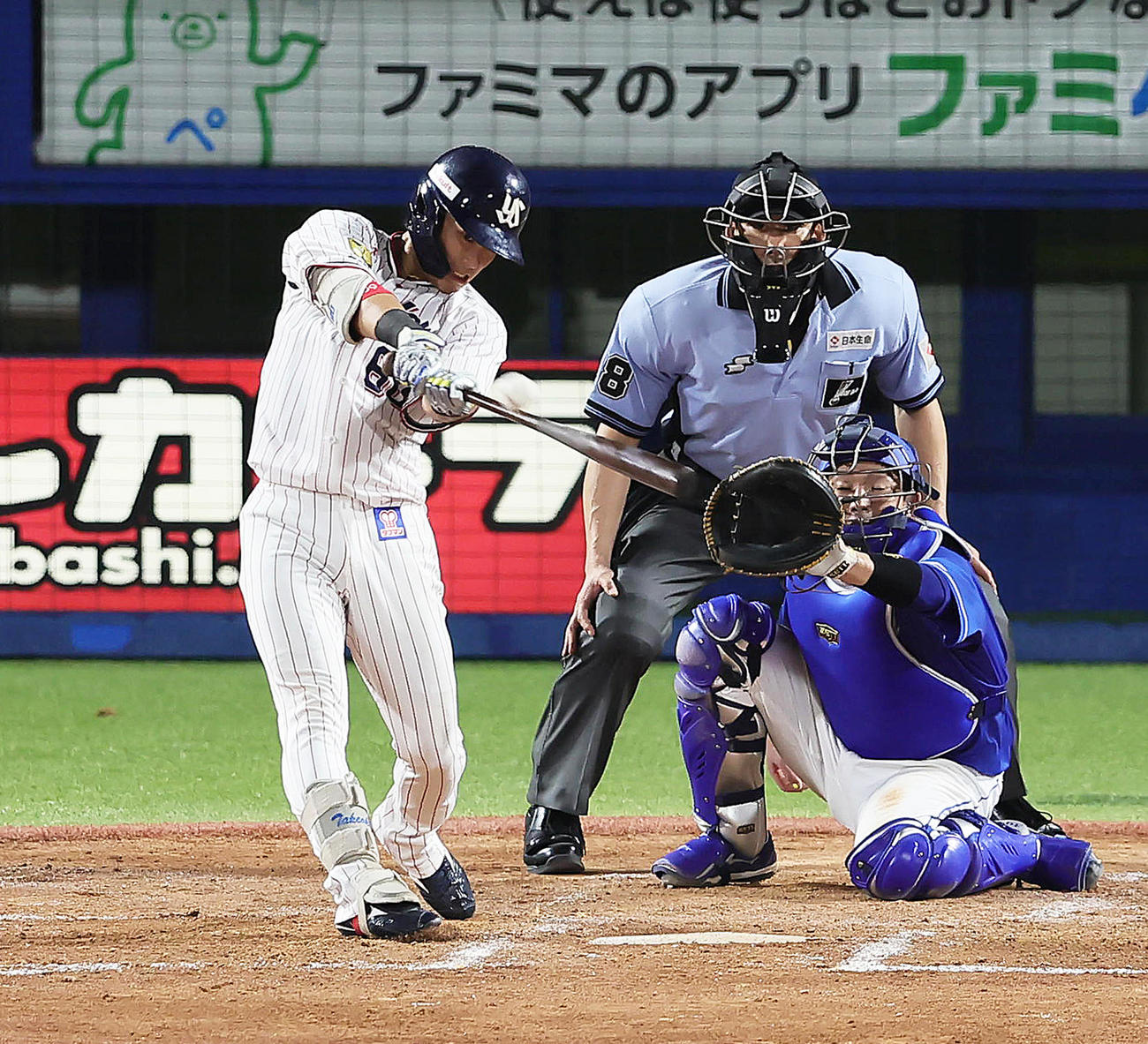 ヤクルト対中日　4回裏ヤクルト2死一、二塁、武岡は右適時二塁打を放つ（撮影・足立雅史）