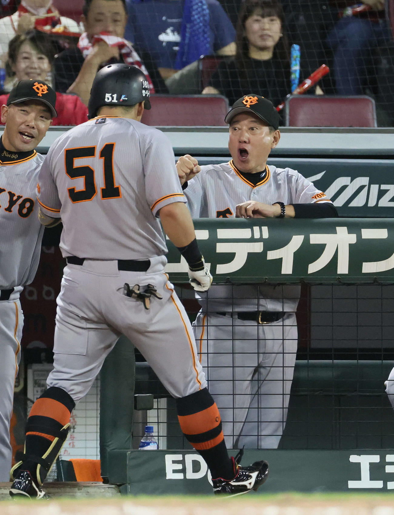 広島対巨人　5回表巨人無死二塁、プロ初本塁打の浅野（左）を迎える原監督（撮影・加藤孝規）