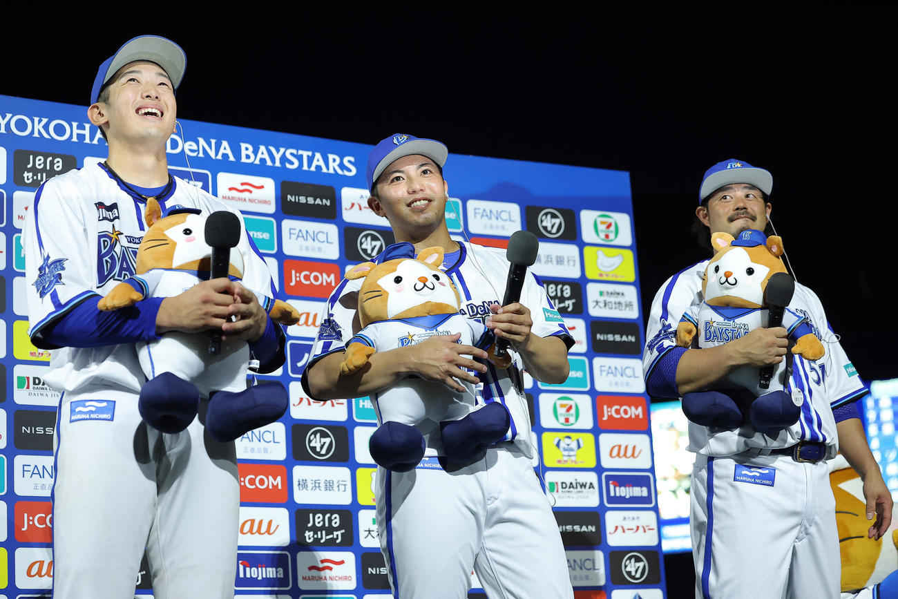DeNA対阪神　阪神に勝利し、お立ち台で笑顔を見せるDeNAの、左から山本、東、宮崎（撮影・河田真司）