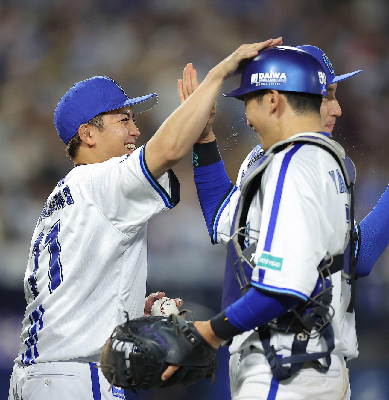 DeNA対阪神　阪神に勝利し、ウイニングボールを受け取り決勝での捕手山本（右）の頭をなでる東（撮影・河田真司）