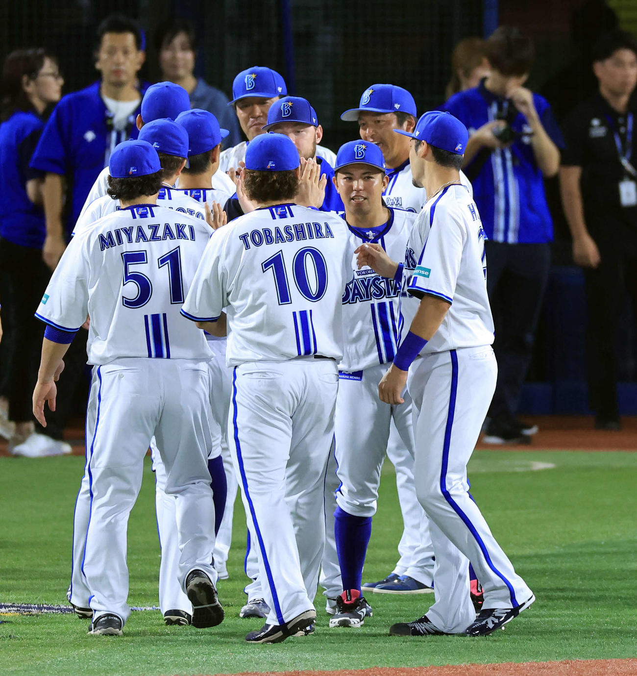 DeNA対阪神　2－1で勝利し、ハイタッチで喜び合う東（中央））らDeNAナイン（撮影・浅見桂子）