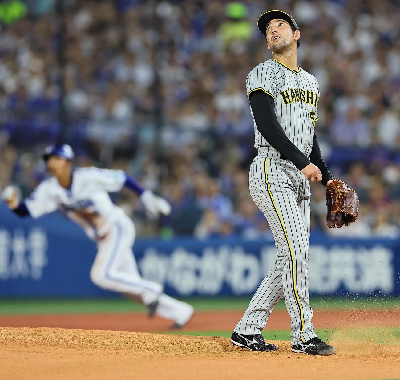 DeNA対阪神　7回裏DeNA2死一塁、加治屋は山本に勝ち越し適時二塁打を浴びる（撮影・上田博志）