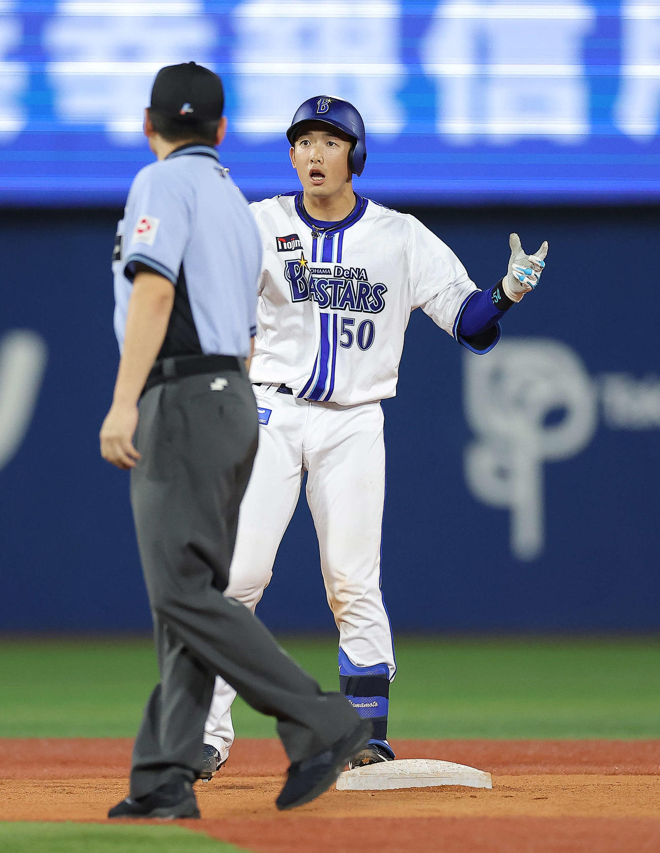 DeNA対阪神　7回裏DeNA2死一塁、左翼線に適時二塁打を放ち出塁する山本（撮影・河田真司）