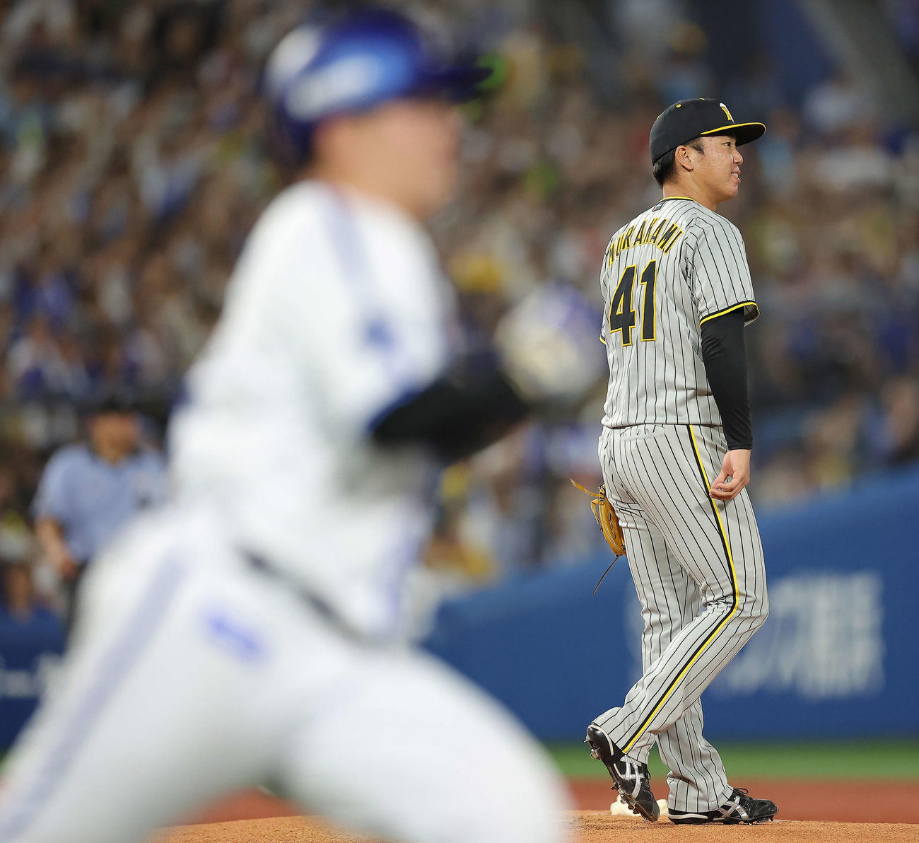 DeNA対阪神　4回裏DeNA1死、牧に右前打を浴び苦笑いを浮かべる村上（撮影・河田真司）