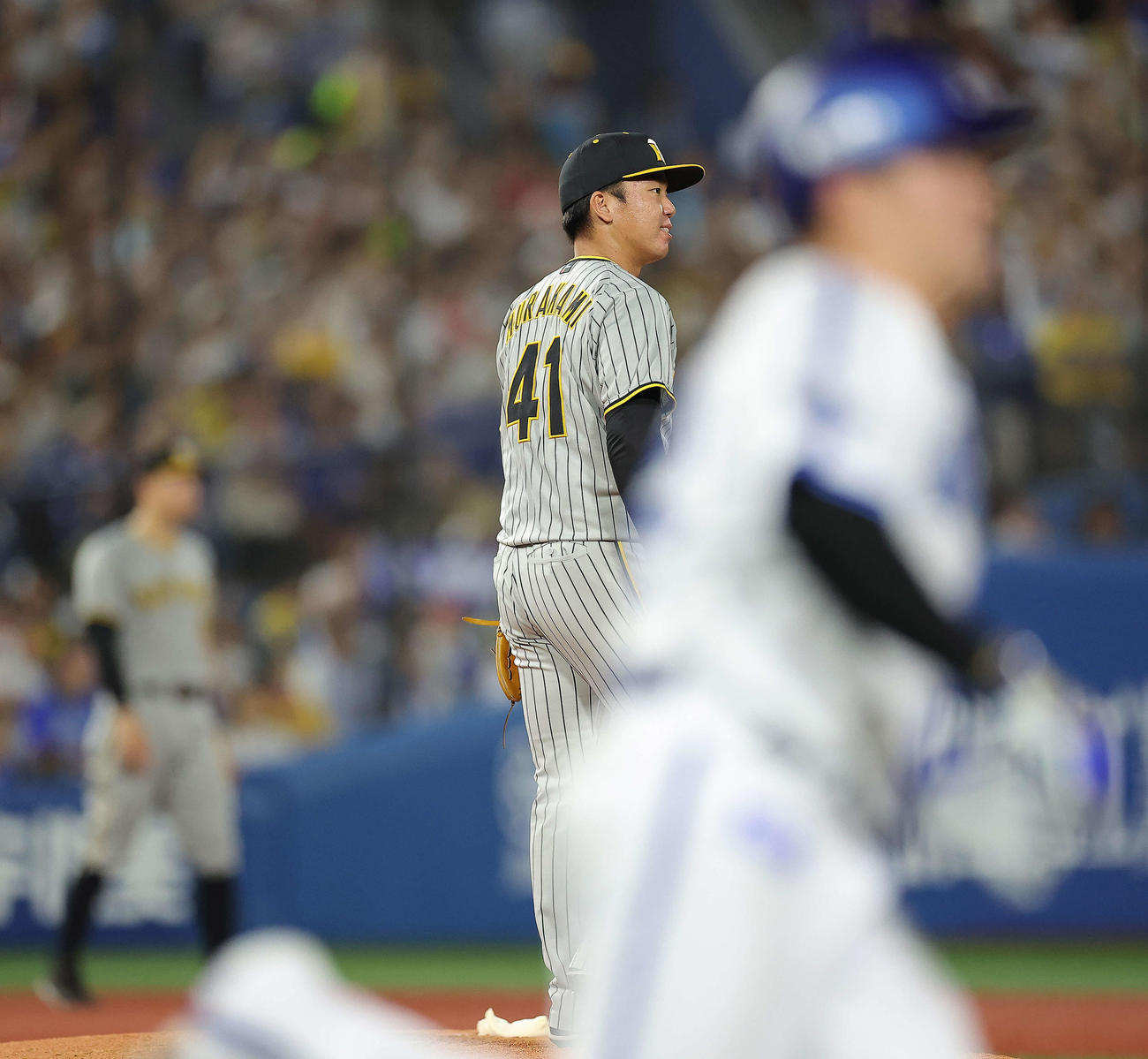 DeNA対阪神　4回裏DeNA1死、牧に右前打を浴び苦笑いを浮かべる村上（撮影・河田真司）