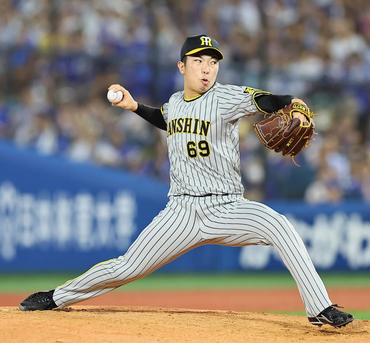 DeNA対阪神　4番手で登板する石井（撮影・上田博志）