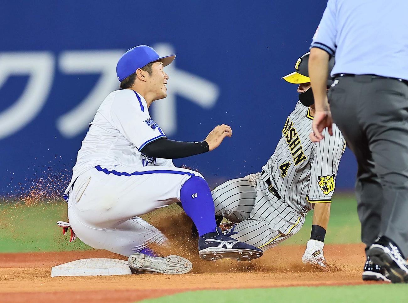 DeNA対阪神　9回表阪神1死一塁、熊谷（左）は二盗を試みるもリプレー検証でアウトになる。遊撃手京田撮影・上田博志）