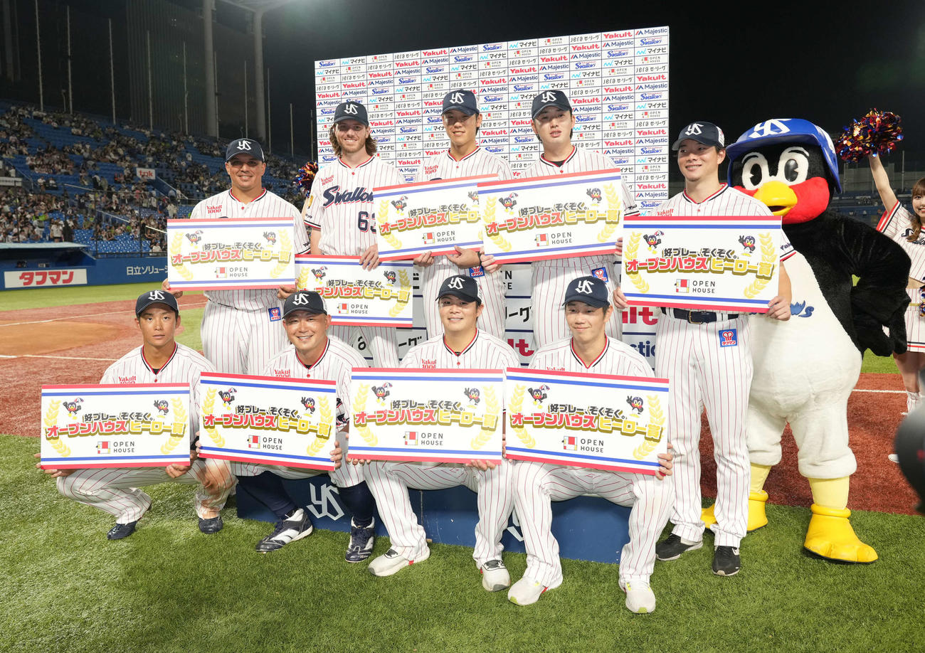 ヤクルト対中日、お立ち台に並んだヤクルトの、前列左から沢井、三ツ俣、清水、古賀、後列左からオスナ、ピーターズ、武岡、長岡、木沢（撮影・小沢裕）