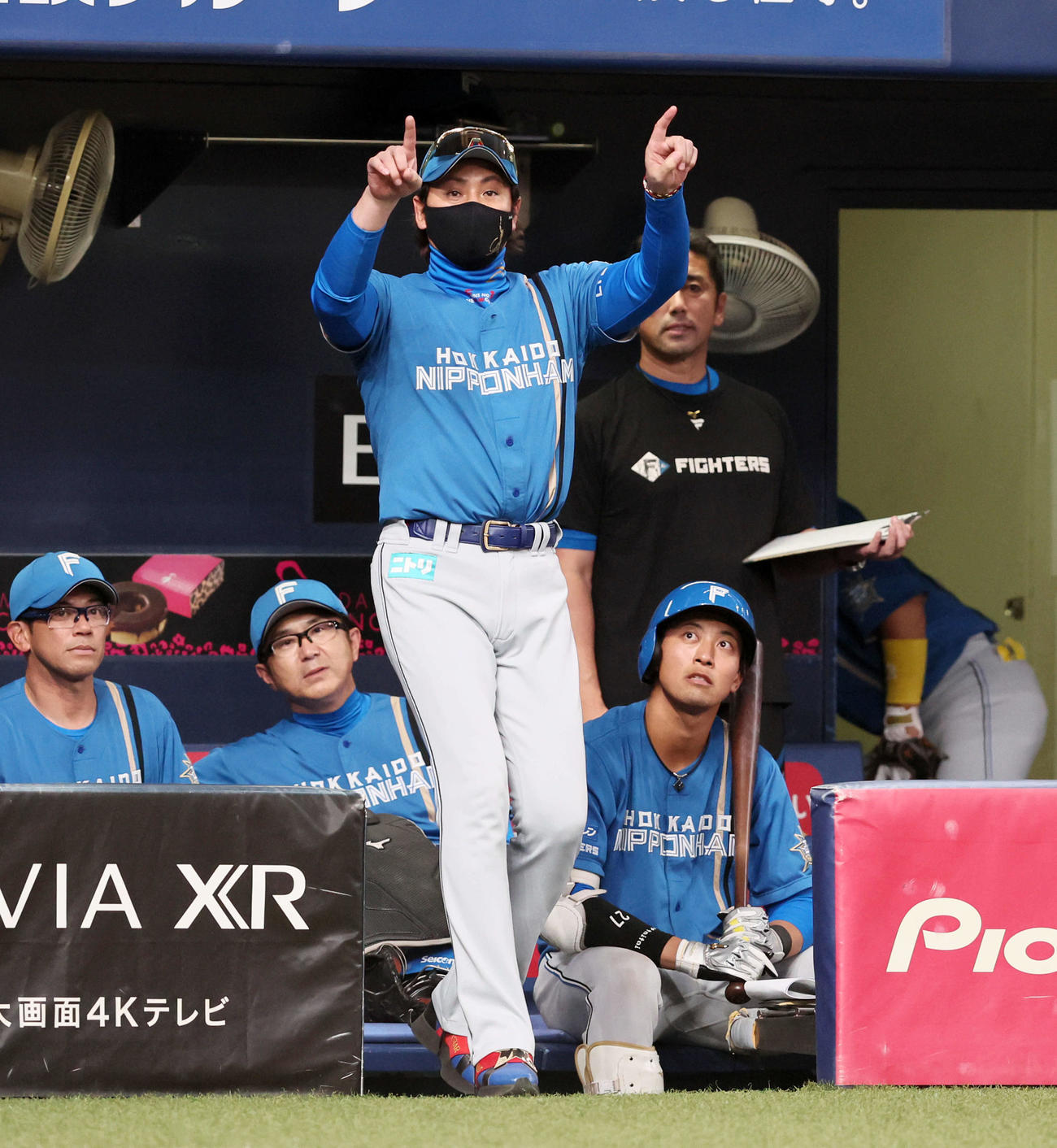 オリックス対日本ハム　　12回表日本ハム1死二塁、二塁走者代走江越の本塁判定にリクエストする新庄監督（撮影・加藤哉）