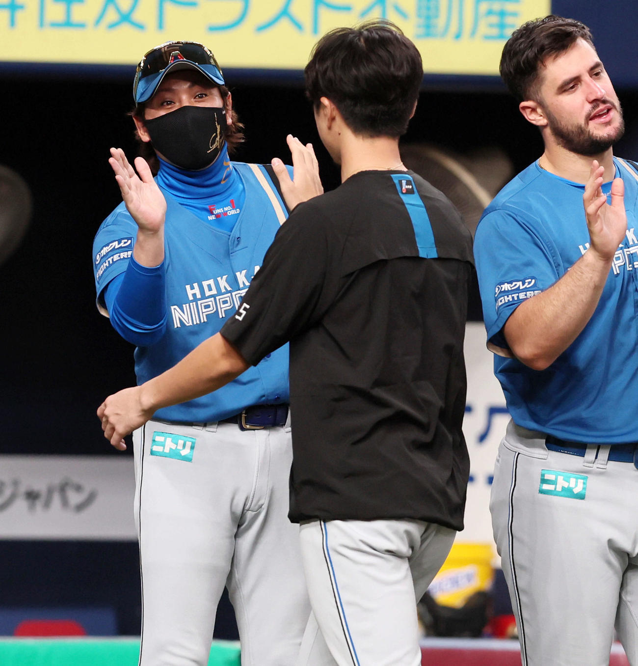 オリックス対日本ハム　オリックスと引き分け上沢（右）を出迎える新庄監督（撮影・加藤哉）